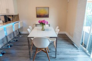 Dining - 3 bd/2 ba 5 min to airport and 15 min to beach! (Fort Lauderdale)