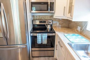 Private kitchen - 3 bd/2 ba 5 min to airport and 15 min to beach! (Fort Lauderdale)