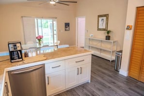 Interior - 3 bd/2 ba 5 min to airport and 15 min to beach! (Fort Lauderdale)