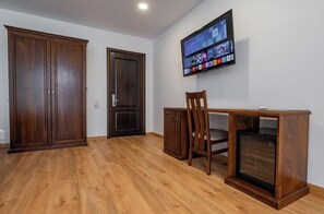 Interior - Voyager #2 (Mamaia-Sat)