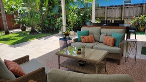 Outdoor dining - Vacation Perfection! Retreat, Refresh & Recharge in Your Private Tropical Oasis (Fort Lauderdale)