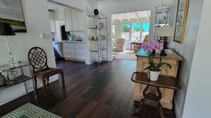 Smart TV, books, stereo, computer monitors - Vacation Perfection! Retreat, Refresh & Recharge in Your Private Tropical Oasis (Fort Lauderdale)