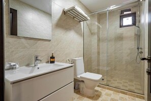 Soap, shampoo, toilet paper - Voyager # 3 (Mamaia-Sat)