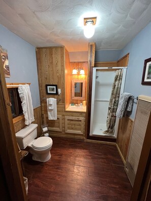 Traditional Cabin | Bathroom - Bear Creek Guest Ranch (Essex)