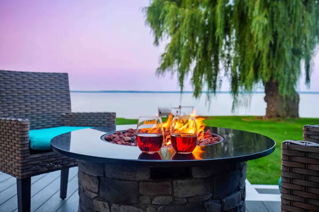 3 Beds with Dock, Hoist, and 40 ft of Waterfront!