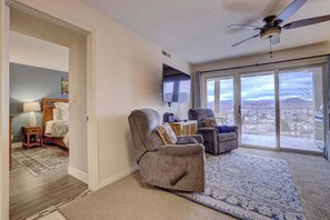 3 عدّة غرف نوم ومكواة/لوح كي وواي فاي وملاءات أسرّة