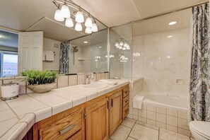 Haartrockner, Handtücher, Seife, Shampoo