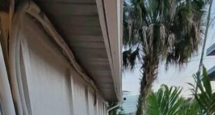Cocoa Village Hideaway - 1 Bedroom/1 Bath Walk to Riverfront and Restaurants