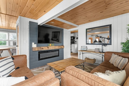 Bayside Retreat ~ Hot Tub, Pool, Beach