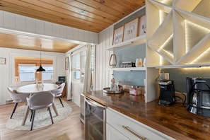 Microwave, oven, stovetop, dishwasher - Bayside Retreat ~ Hot Tub, Pool, Beach (Colchester)