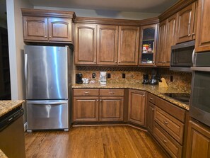 Køleskab, mikrobølgeovn, ovn, kogeplade