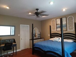 6 bedrooms, desk, WiFi
