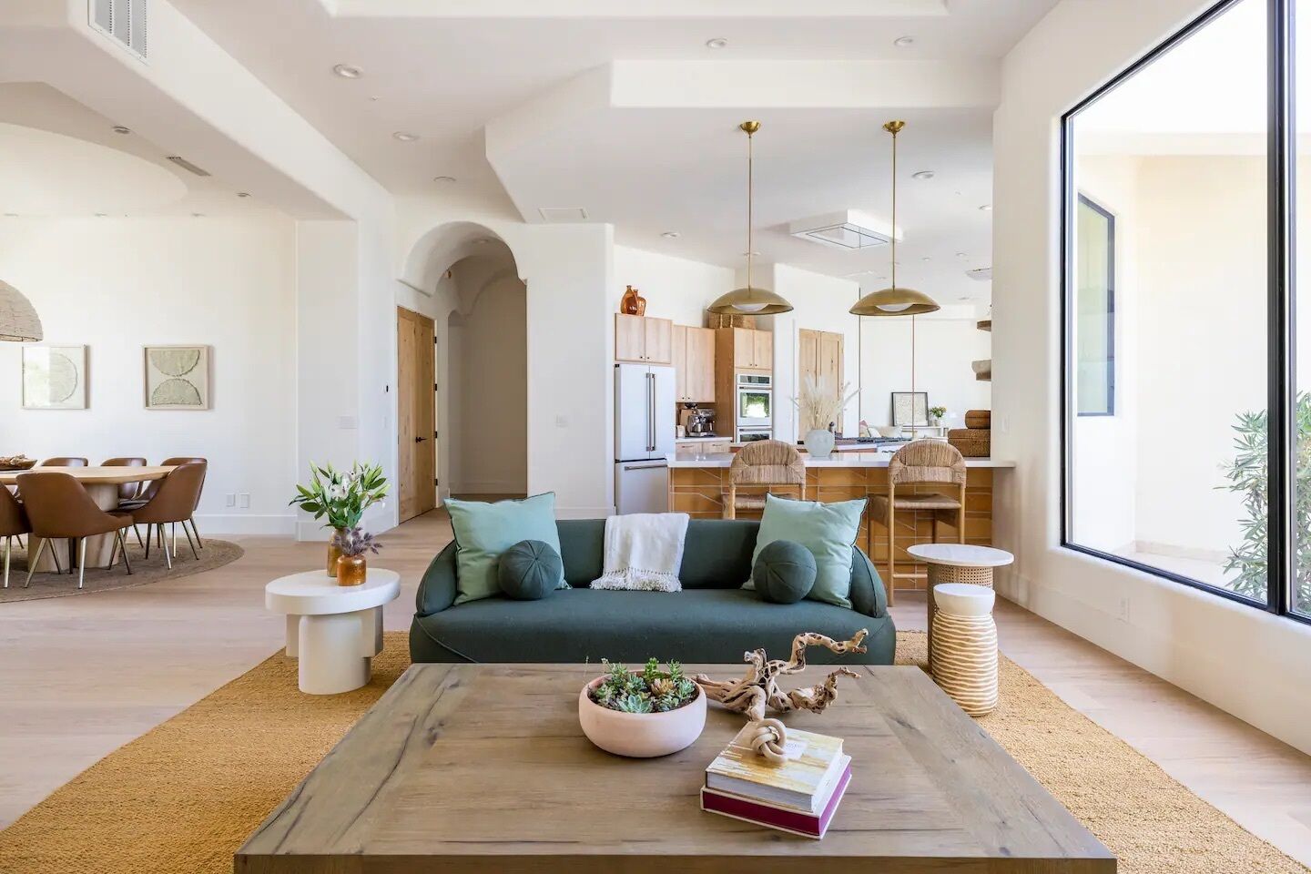 TV connectée, cheminée, livres