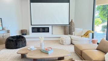 TV connectée, cheminée, livres