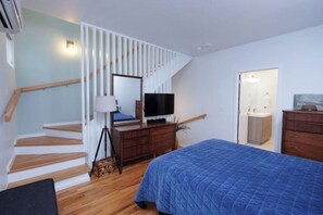 2 bedrooms, desk, iron/ironing board, free WiFi - Hip, Modern, Cozy Townhouse in Walkable Southside (Chattanooga)