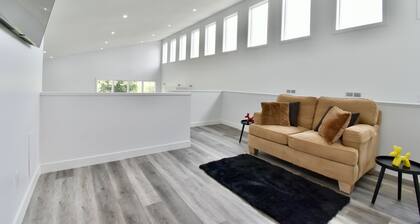 GORGEOUS MODERN HOUSE VERY STYLED FEW BLOCKS FROM FAMOUS DOWNTOWN OF WAYZATA