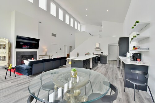 GORGEOUS MODERN HOUSE VERY STYLED FEW BLOCKS FROM FAMOUS DOWNTOWN OF WAYZATA
