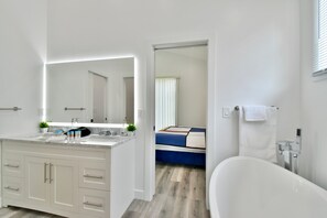 Sèche-cheveux, serviettes fournies, savon, shampoing