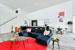 Smart TV, fireplace - GORGEOUS MODERN HOUSE VERY STYLED FEW BLOCKS FROM FAMOUS DOWNTOWN OF WAYZATA (Wayzata)