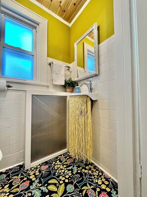 Haartrockner, Bidet, Handtücher, Seife