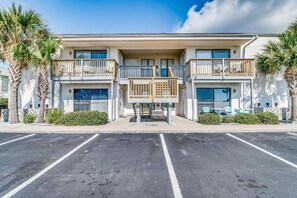 Exterior - Fully Renovated1 min to the beach 
Family friendly 2 bedroom, 5mins to peir park (Panama City)