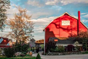 Exterior - Cozy Cottage with Fire Pit, near Beach (Fairfield)