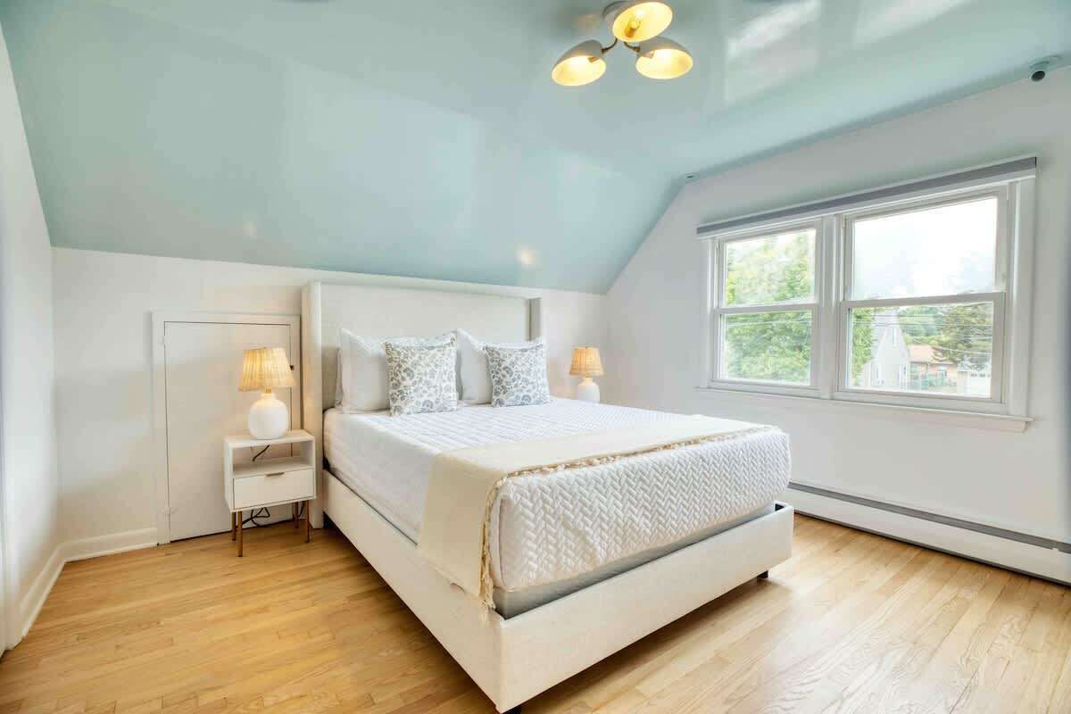 3 bedrooms, iron/ironing board, travel crib, free WiFi