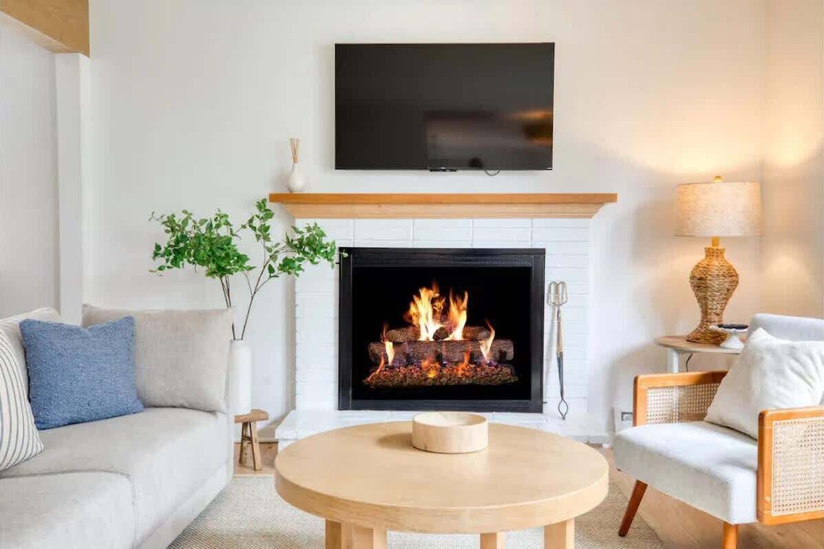 Televisión, chimenea y libros 