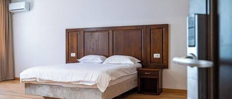 1 bedroom, desk, WiFi, bed sheets