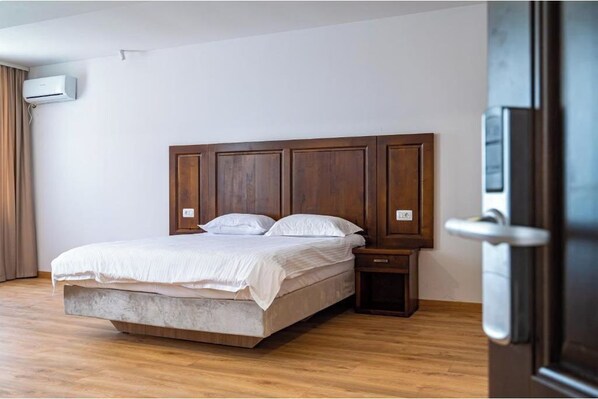 1 bedroom, desk, WiFi, bed sheets