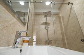 Soap, shampoo, toilet paper - Voyager # 8 (Mamaia-Sat)