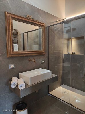 Een douche, een haardroger, een bidet, handdoeken