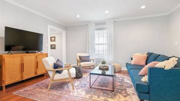 Smart TV, libros y oficina