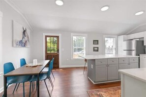 Dining - 2 BR retreat in the heart of historic Gordonsville -Walkable to many attractions (Gordonsville)