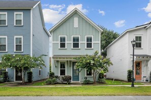 Exterior - Steps to Park Circle! | The Cavalier (North Charleston)