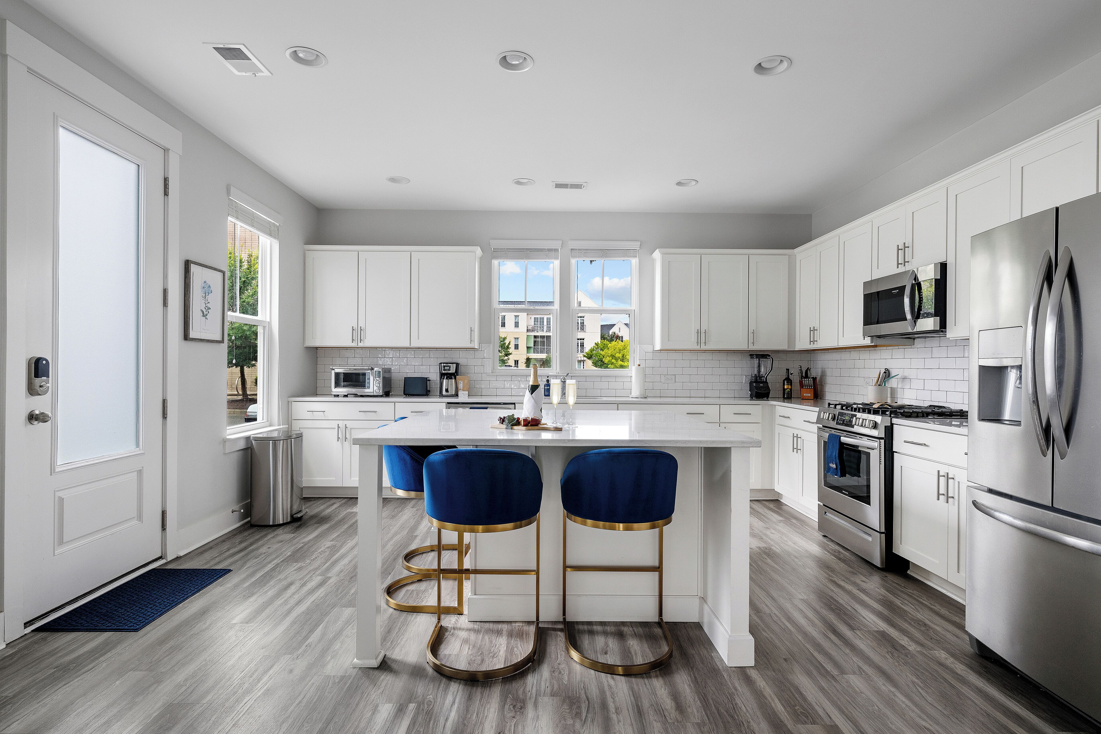 ثلاجة، ميكروويف، فرن، موقد طهي مسطح