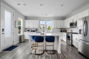 Fridge, microwave, oven, stovetop - Steps to Park Circle! | The Cavalier (North Charleston)