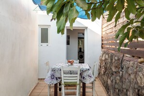 Courtyard - Aroni Cretan comfortable house  (Chania)