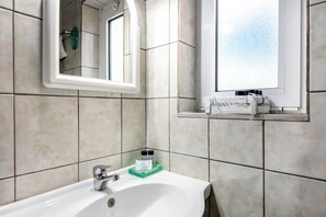 Bathtub, hair dryer, towels - Aroni Cretan comfortable house  (Chania)