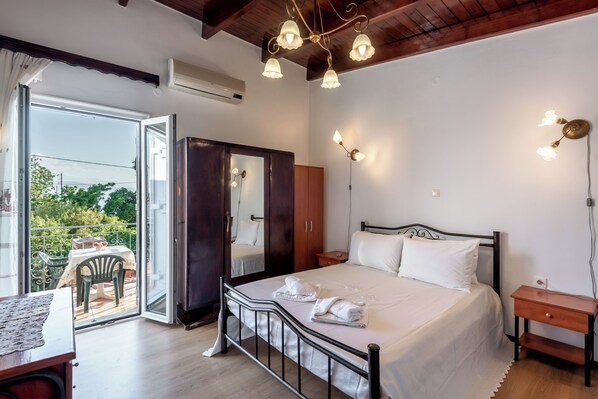 1 bedroom, individually decorated, individually furnished - Aroni Cretan comfortable house  (Chania)