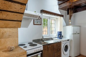 Full-size fridge, oven, cookware/dishes/utensils