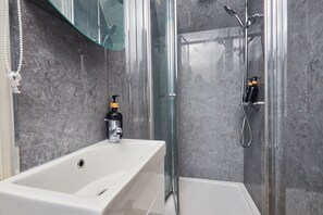 Dusj, hårføner, bidé og håndklær