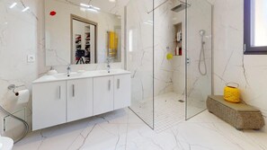 Asciugacapelli, bidet, asciugamani, sapone