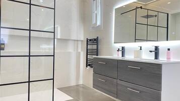 Haartrockner, Handtücher, Seife, Shampoo