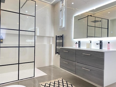 Hair dryer, towels, soap, shampoo. -2-zentral-traumwohnung-rhein
