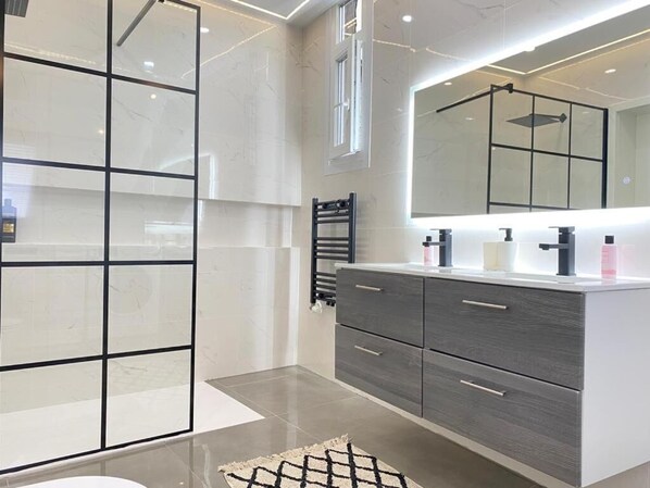 Hair dryer, towels, soap, shampoo - -2-zentral-traumwohnung-rhein (Oberwesel)