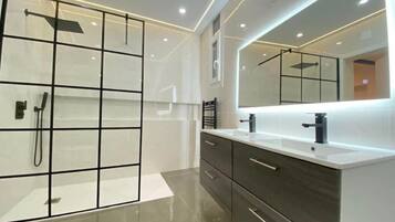 Haartrockner, Handtücher, Seife, Shampoo