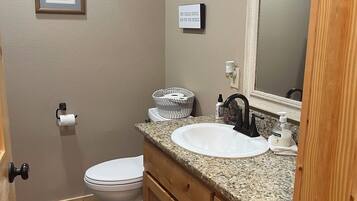 Douche, sèche-cheveux, serviettes fournies, savon