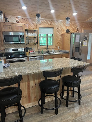 New Cabin on Private Lake with Hot Tub, Gas Grill, Fire Pit & Swings