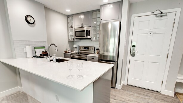 Coffee/tea maker, fridge, microwave, oven